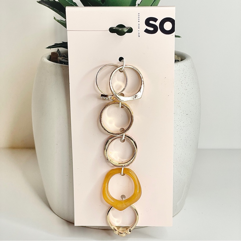SO gold rings seven included